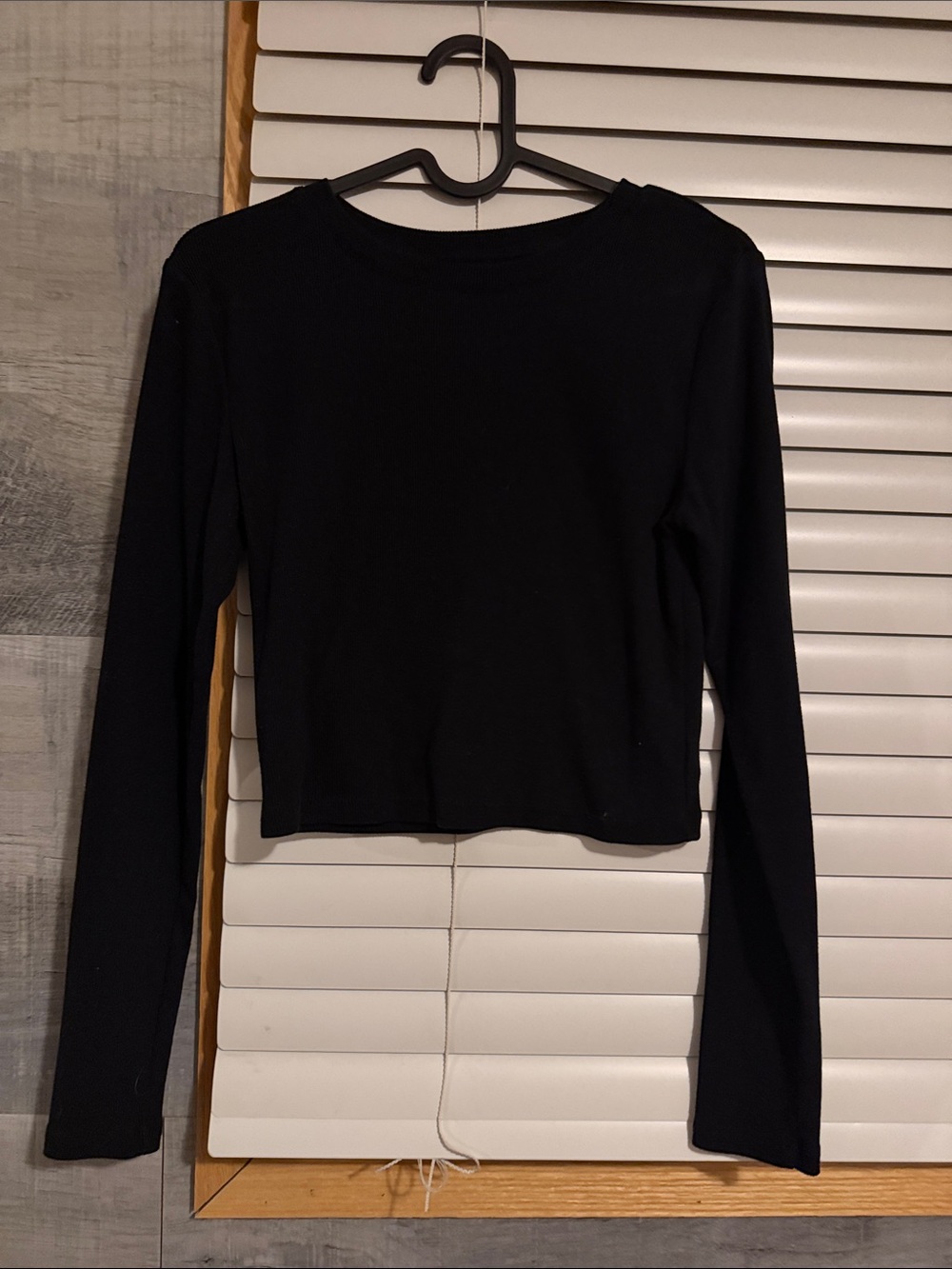GAP Black Long-Sleeve Cropped Tee